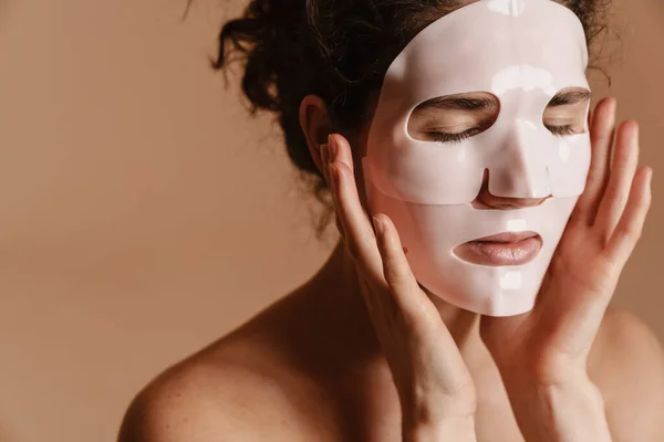 Mezza Nuda Donna Europea Posa Maschera Facciale Cosmetica Isolata Sfondo — Foto Stock