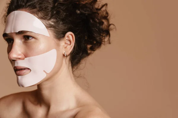 Mezza Nuda Donna Guardando Parte Mentre Posa Maschera Facciale Isolato — Foto Stock