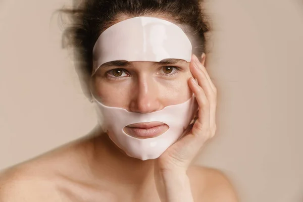 Mezza Nuda Donna Guardando Fotocamera Mentre Posa Maschera Facciale Isolata — Foto Stock