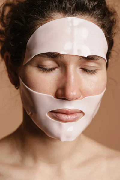 Mulher Europeia Semi Nua Posando Máscara Facial Cosmética Isolada Sobre — Fotografia de Stock