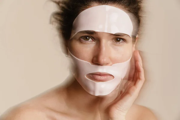 Mujer Semidesnuda Mirando Cámara Mientras Posa Máscara Facial Aislada Sobre —  Fotos de Stock