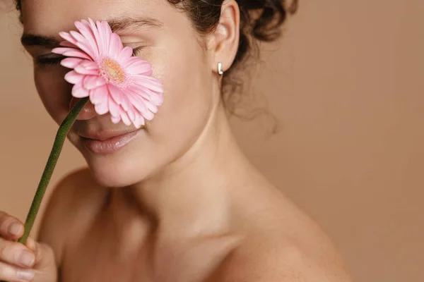 Mujer Europea Semidesnuda Posando Con Flor Rosa Aislada Sobre Fondo —  Fotos de Stock