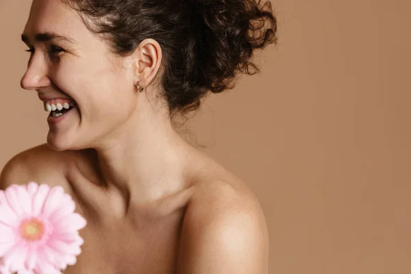 Bej Arka Planda Pembe Çiçekle Poz Verirken Yarı Çıplak Kıvırcık — Stok fotoğraf