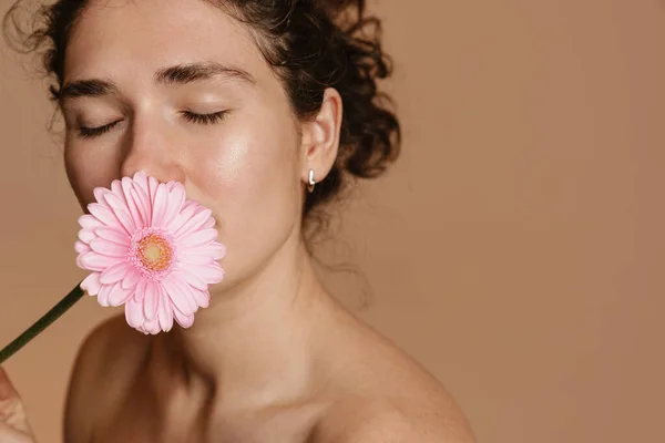 Halvnaken Europeisk Kvinna Poserar Med Rosa Blomma Isolerad Över Beige — Stockfoto