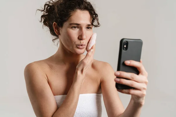 Mujer Rizada Europea Usando Esponja Polvo Teléfono Celular Aislado Sobre — Foto de Stock