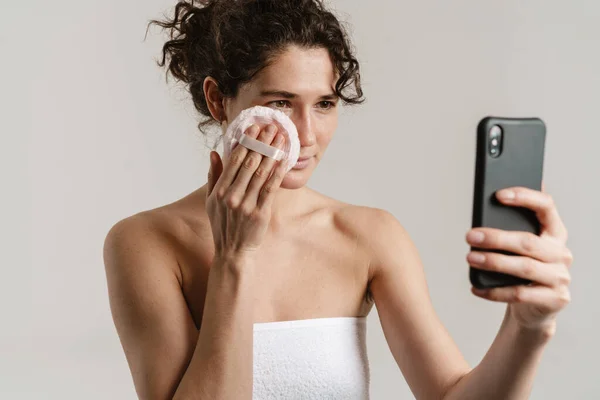 Mujer Rizada Europea Usando Esponja Polvo Teléfono Celular Aislado Sobre — Foto de Stock