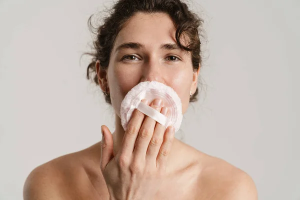 Ημιγυμνή Σγουρή Γυναίκα Ποζάρει Σφουγγάρι Σκόνης Απομονωμένο Λευκό Φόντο — Φωτογραφία Αρχείου