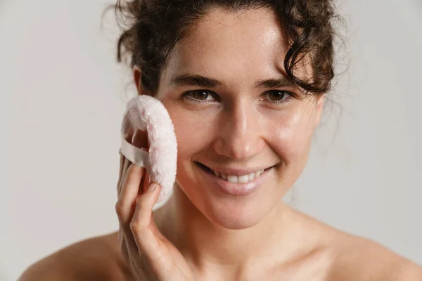 Mujer Rizada Semidesnuda Sonriendo Usando Esponja Polvo Aislada Sobre Fondo — Foto de Stock