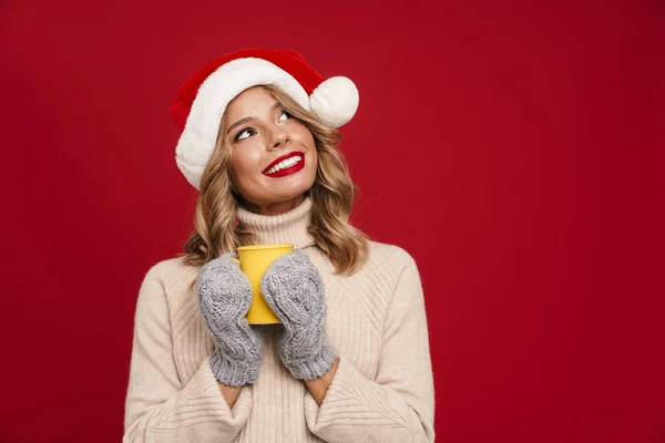 Schöne Junge Frau Trägt Weihnachtsmütze Und Hält Tasse Tee Isoliert — Stockfoto