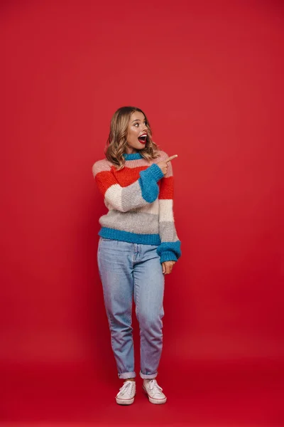 Mujer Joven Feliz Con Suéter Apuntando Hacia Espacio Copia Aislado — Foto de Stock