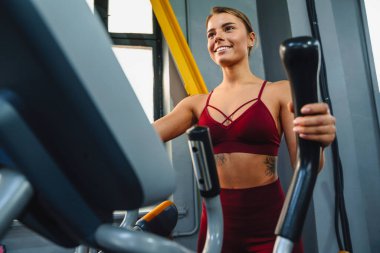 Spor salonunda spor yaparken spor yaparken spor yapan mutlu sporcu kadın.