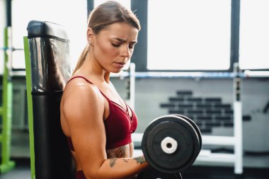 Konsantre olmuş genç kadın fitness koçunun spor yaparken spor yaparken spor yaparken ki görüntüsü.