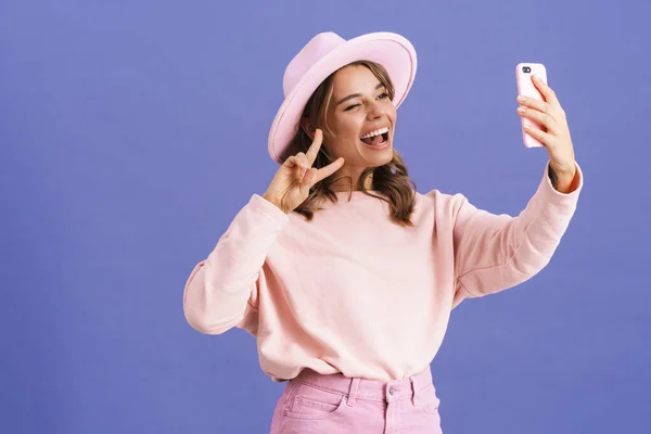 Chica Feliz Mostrando Señal Paz Mientras Toma Selfie Teléfono Celular — Foto de Stock