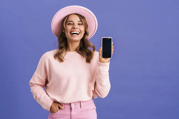 Feliz Chica Encantadora Sombrero Sonriendo Mientras Muestra Teléfono Celular Aislado — Foto de Stock