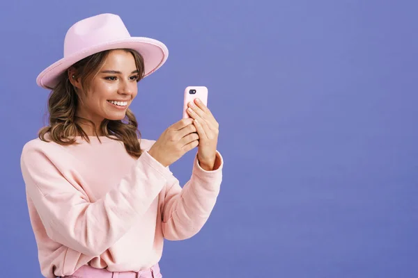 Menina Encantadora Feliz Chapéu Sorrindo Tomar Selfie Celular Isolado Sobre — Fotografia de Stock