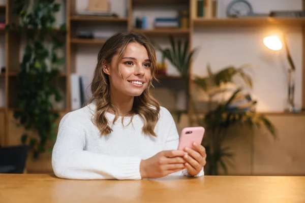 Close Van Een Glimlachende Aantrekkelijke Vrouw Met Behulp Van Mobiele — Stockfoto