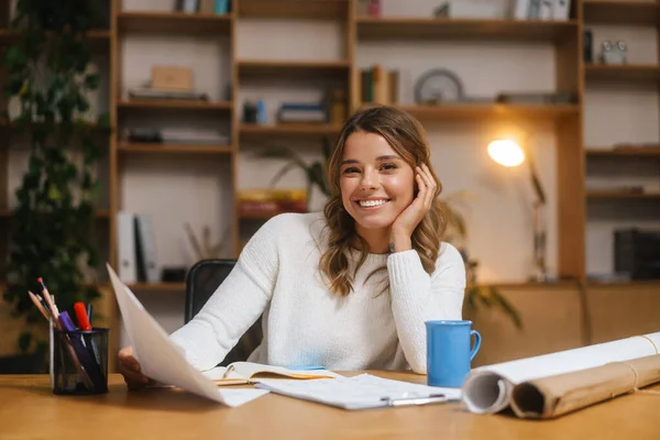 Vakker Ung Kvinne Entreprenør Som Jobber Med Dokumenter Mens Han – stockfoto