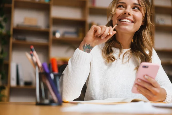 Lachen Aantrekkelijke Jonge Vrouw Ondernemer Met Behulp Van Mobiele Telefoon — Stockfoto