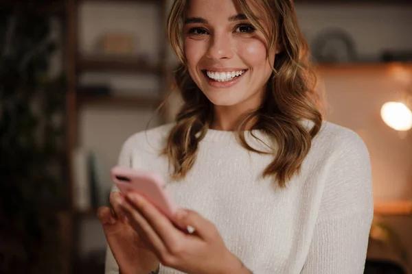 Close Van Een Glimlachende Aantrekkelijke Vrouw Met Behulp Van Mobiele — Stockfoto