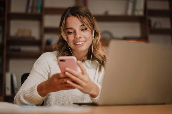 Close Pretty Smiling Woman Earphones Office Sitting Desk Laptop Mobile — Stock Photo, Image