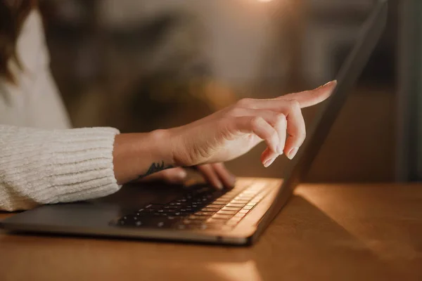 オフィスのノートパソコンに入力する女性の手 — ストック写真