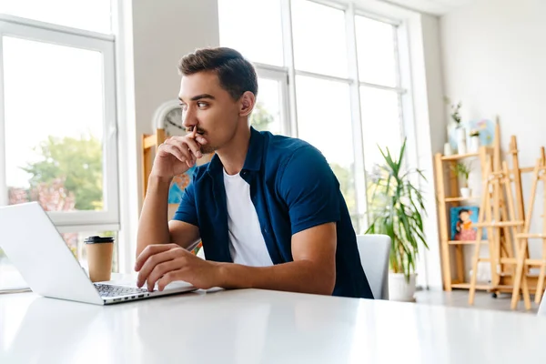 Jungdesigner Unternehmer Arbeitet Laptop Während Seinem Atelierarbeitsplatz Sitzt — Stockfoto