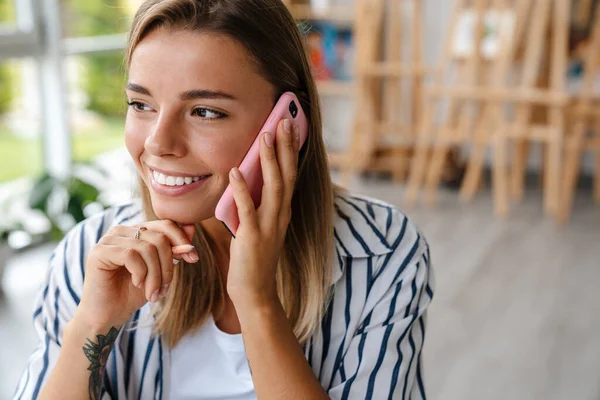 Lachen Aantrekkelijke Jonge Vrouw Creatieve Ontwerper Met Behulp Van Mobiele — Stockfoto