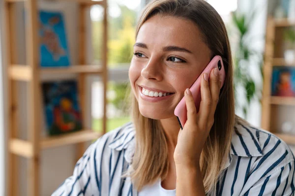 Smiling Attractive Young Woman Creative Designer Using Mobile Phone While — Stock Photo, Image