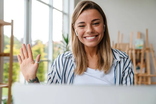 Smiling Pretty Woman Video Call While Sitting Office Having Meeting — Stock Photo, Image