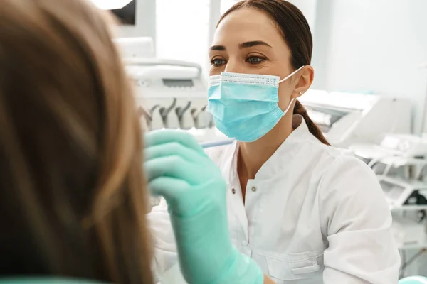 Europese Midden Tandarts Vrouw Het Gezicht Masker Werken Tandheelkundige Kliniek — Stockfoto