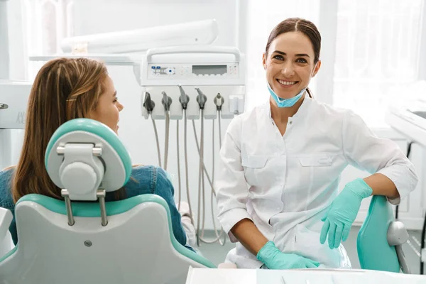 Européen Dentiste Femme Souriant Tout Travaillant Avec Patient Clinique Dentaire — Photo