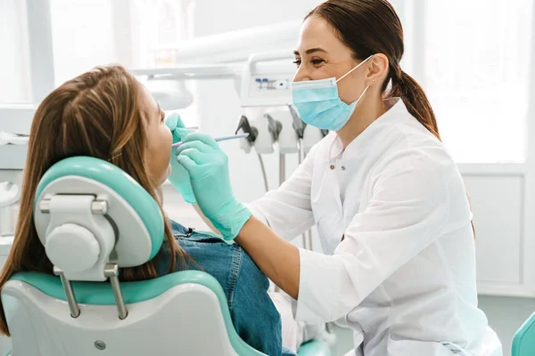 Europeisk Mitten Glad Tandläkare Kvinna Ansiktsmask Arbetar Tandvårdskliniken — Stockfoto