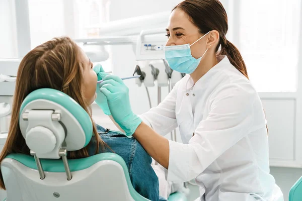 Europese Midden Gelukkig Tandarts Vrouw Het Gezicht Masker Werken Tandheelkundige — Stockfoto