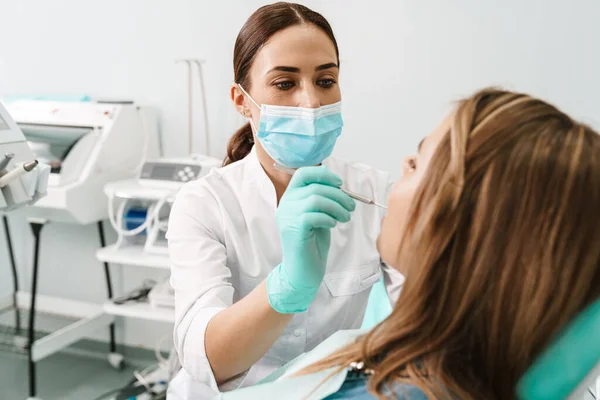 Europese Midden Tandarts Vrouw Het Gezicht Masker Werken Tandheelkundige Kliniek — Stockfoto