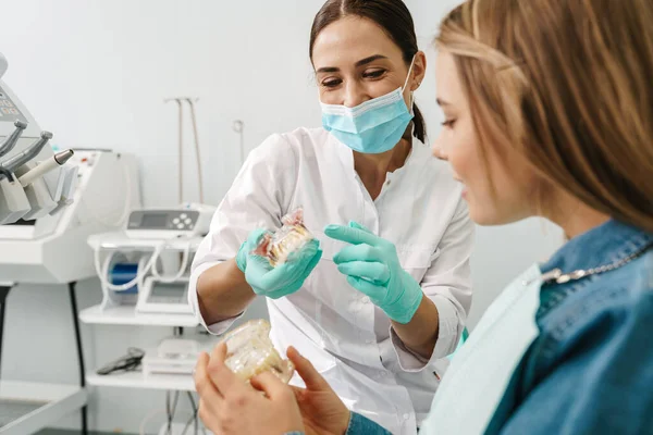 Européenne Heureuse Dentiste Femme Montrant Des Dents Imitation Son Patient — Photo