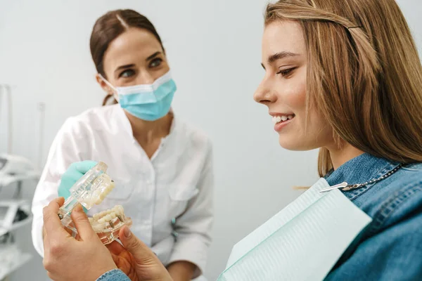 Europea Medio Satisfecho Dentista Mujer Mostrando Dientes Imitación Paciente Clínica — Foto de Stock