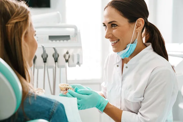 Europea Medio Feliz Dentista Mujer Mostrando Dientes Imitación Paciente Clínica — Foto de Stock