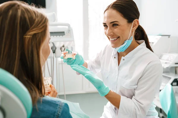 Avrupalı Orta Yaşlı Mutlu Dişçi Kadın Dişçi Kliniğinde Hastasına Diş — Stok fotoğraf