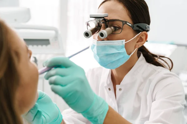 Mujer Dentista Europea Máscara Facial Usando Microscopio Mientras Trabaja Clínica — Foto de Stock