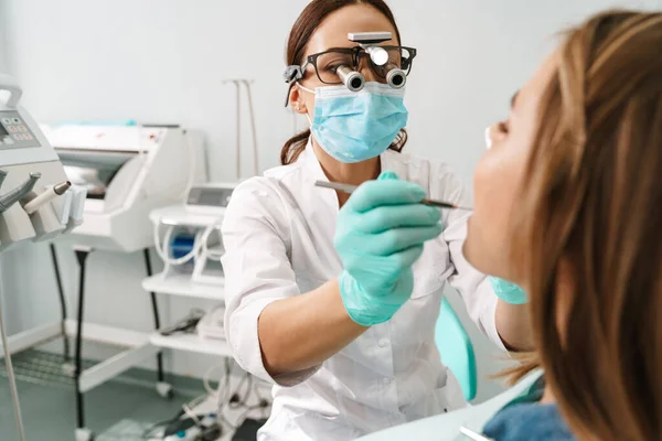 Europeu Médio Dentista Mulher Máscara Facial Usando Microscópio Enquanto Trabalhava — Fotografia de Stock