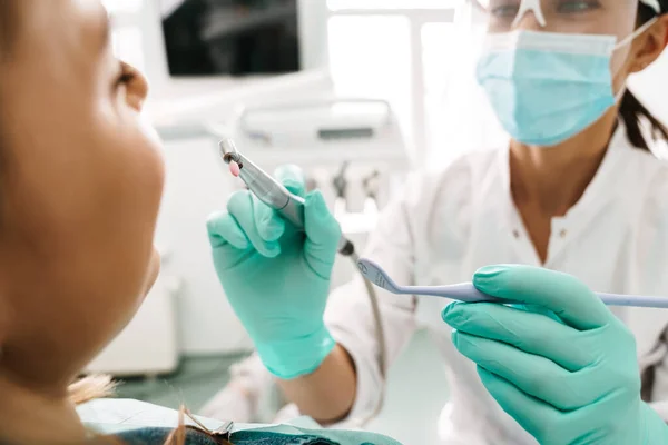 Européenne Dentiste Femme Masque Facial Travaillant Dans Une Clinique Dentaire — Photo