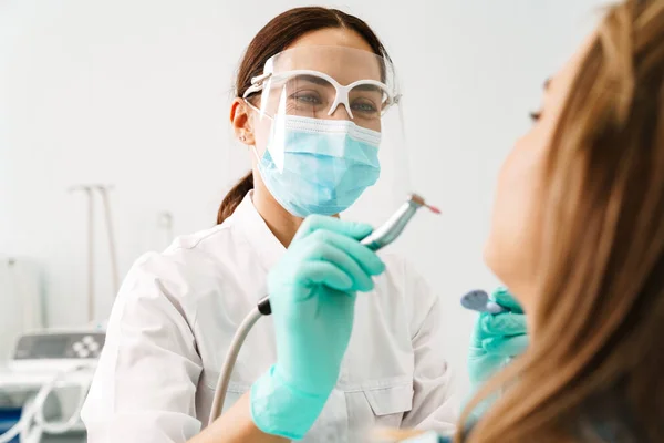 Europeisk Mellannöjd Tandläkare Kvinna Ansiktsmask Arbetar Tandvårdskliniken — Stockfoto