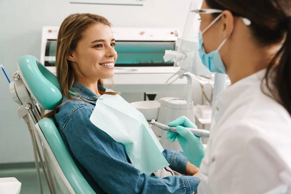 Mujer Joven Europea Sonriendo Mientras Está Sentada Silla Médica Clínica — Foto de Stock