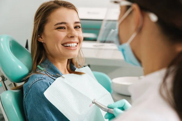 Jovem Mulher Europeia Sorrindo Enquanto Senta Cadeira Médica Clínica Odontológica — Fotografia de Stock