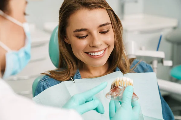 Dentista Mostrando Imitação Dos Dentes Para Seu Paciente Sorridente Clínica — Fotografia de Stock