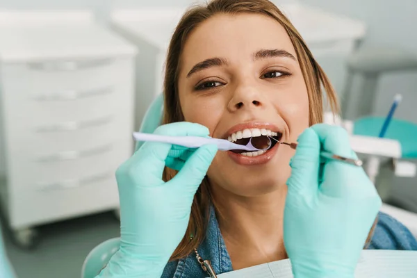 Jovem Europeia Sentada Cadeira Médica Enquanto Dentista Fixa Dentes Clínica — Fotografia de Stock