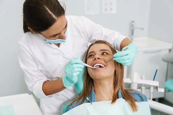 Europeisk Ung Kvinna Sitter Medicinsk Stol Medan Tandläkare Fastställande Sina — Stockfoto