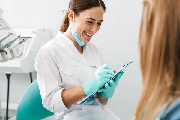 Mujer Dentista Media Europea Sonriendo Mientras Trabaja Con Paciente Clínica — Foto de Stock