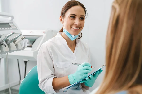 Mujer Dentista Media Europea Sonriendo Mientras Trabaja Con Paciente Clínica — Foto de Stock