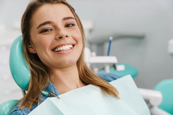 Europese Jonge Vrouw Glimlachen Terwijl Zitten Medische Stoel Bij Tandheelkundige — Stockfoto